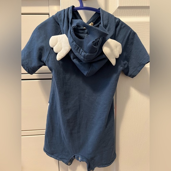 Captain America baby onesies size: baby 6mths. Like new condition - Picture 2 of 2